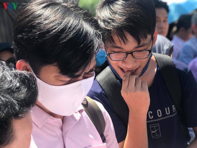 Thầy trò Archimedes giải đề thi chuyên toán KHTN tại cổng trường