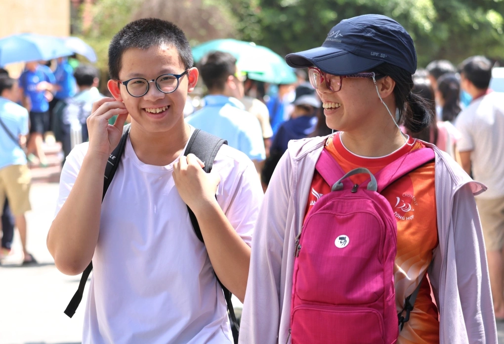 Đề 5 môn chuyên thi lớp 10 trường Khoa học tự nhiên